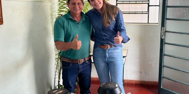 Girolando doa doses de sêmen para produtores de leite