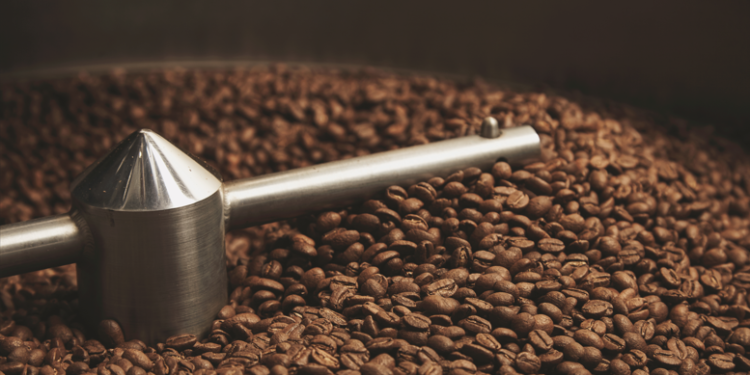 Exportação de café do Brasil recua em volume, mas receita dispara em março, revela Cecafé