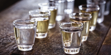 Autoridades investigam possível intoxicação por metanol após consumo de cachaça