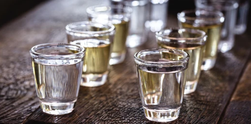 Autoridades investigam possível intoxicação por metanol após consumo de cachaça